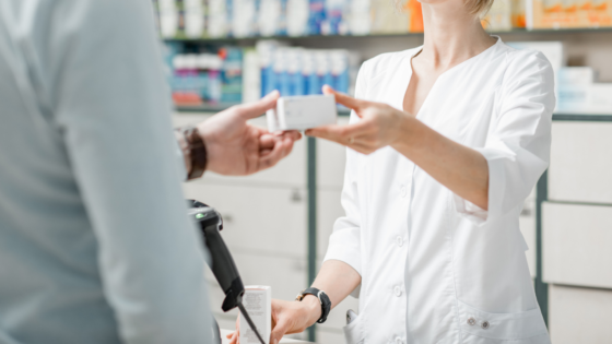 Farmacéutico vendiendo un medicamento en una farmacia